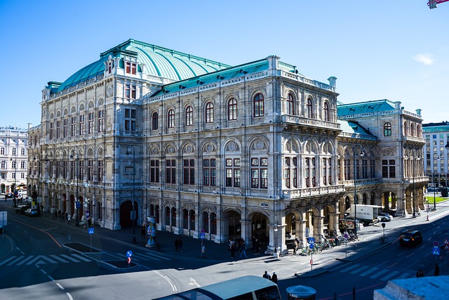 1. zdjęcie teatru z zewnątrz