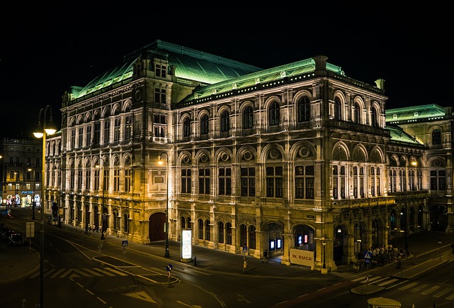 2. zdjęcie teatru z zewnątrz